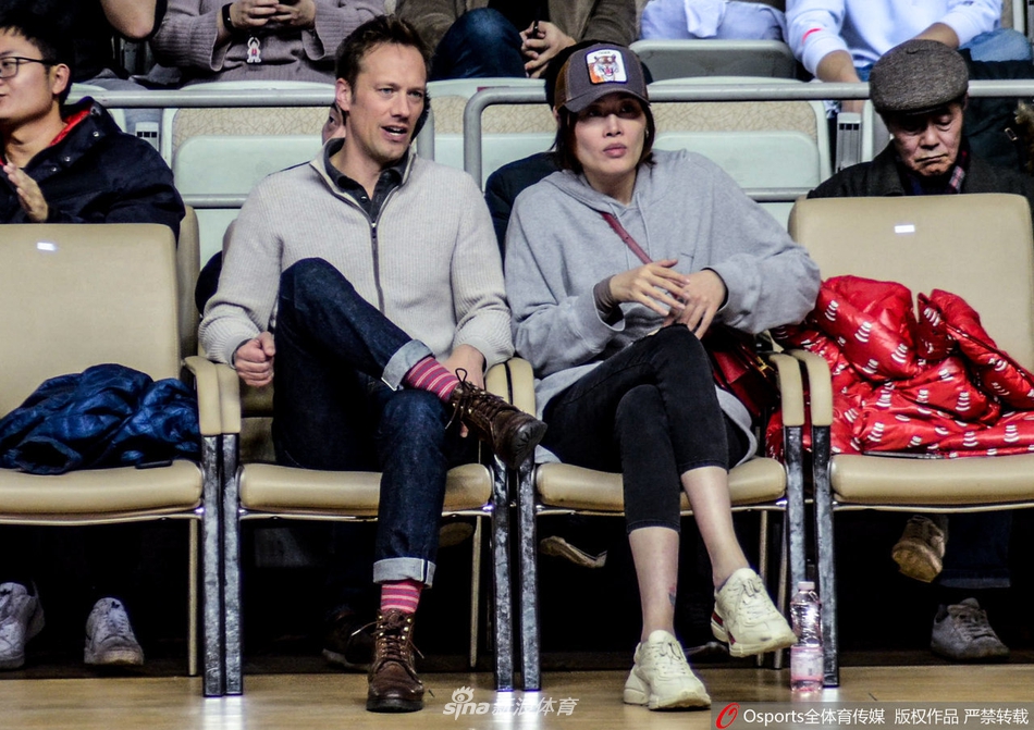 马蕴雯携男友观战CBA疑似怀孕