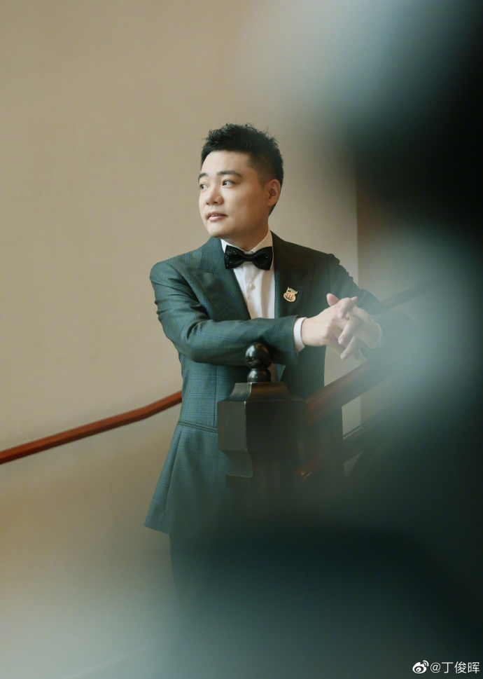 孙俪晒和丁俊晖合影追星成功