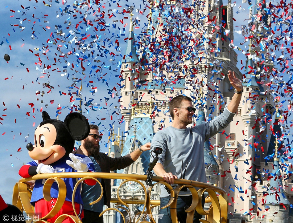 爱国者夺冠布雷迪参加花车游行