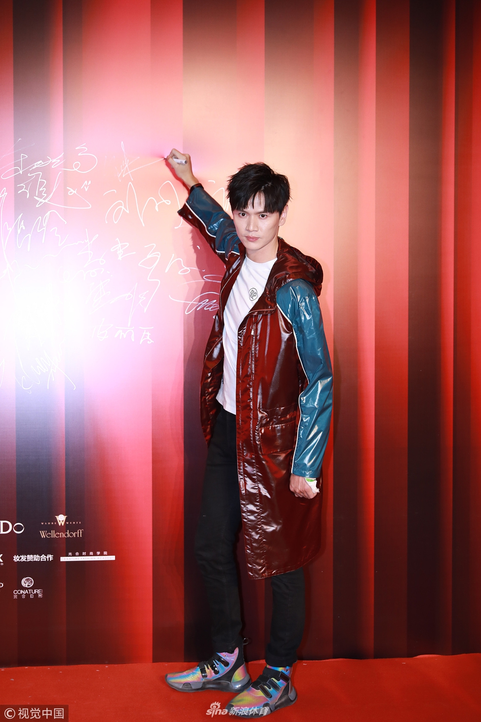 鲍春来化身潮男走红毯