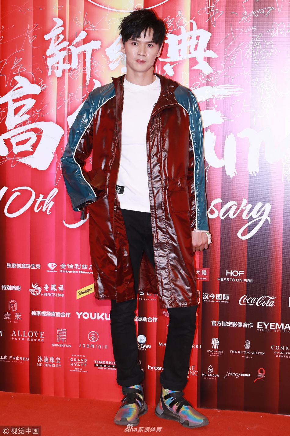 鲍春来化身潮男走红毯