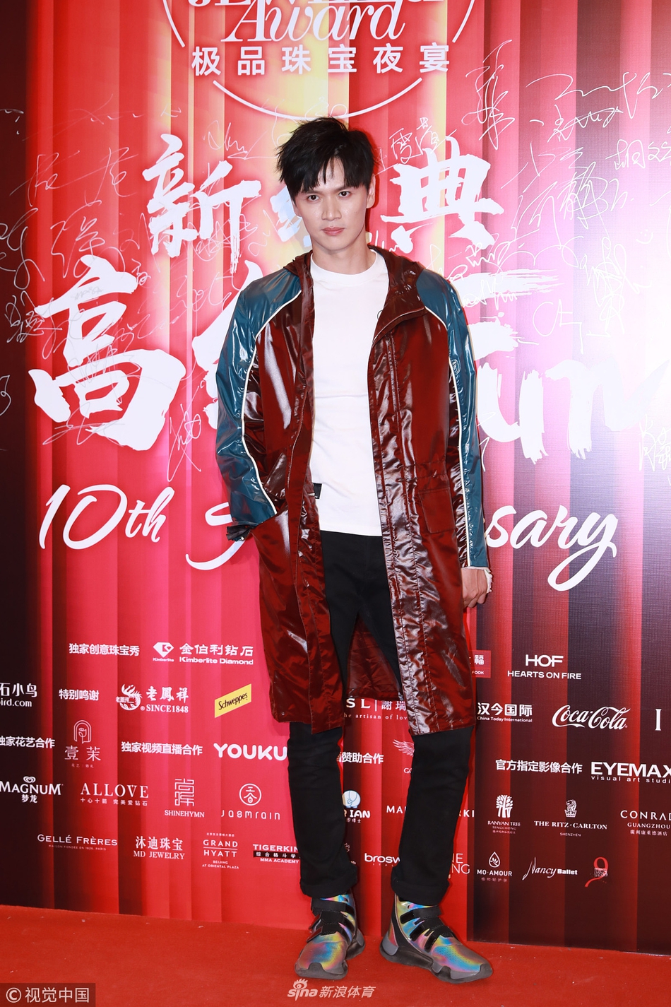 鲍春来化身潮男走红毯