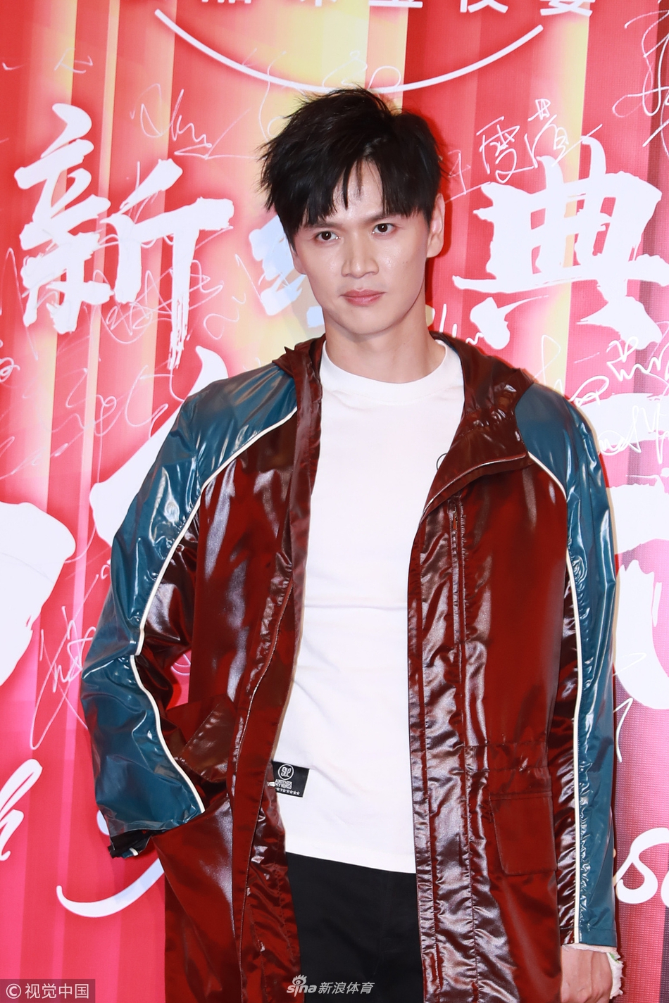 鲍春来化身潮男走红毯