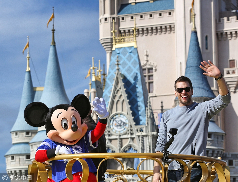 爱国者夺冠布雷迪参加花车游行