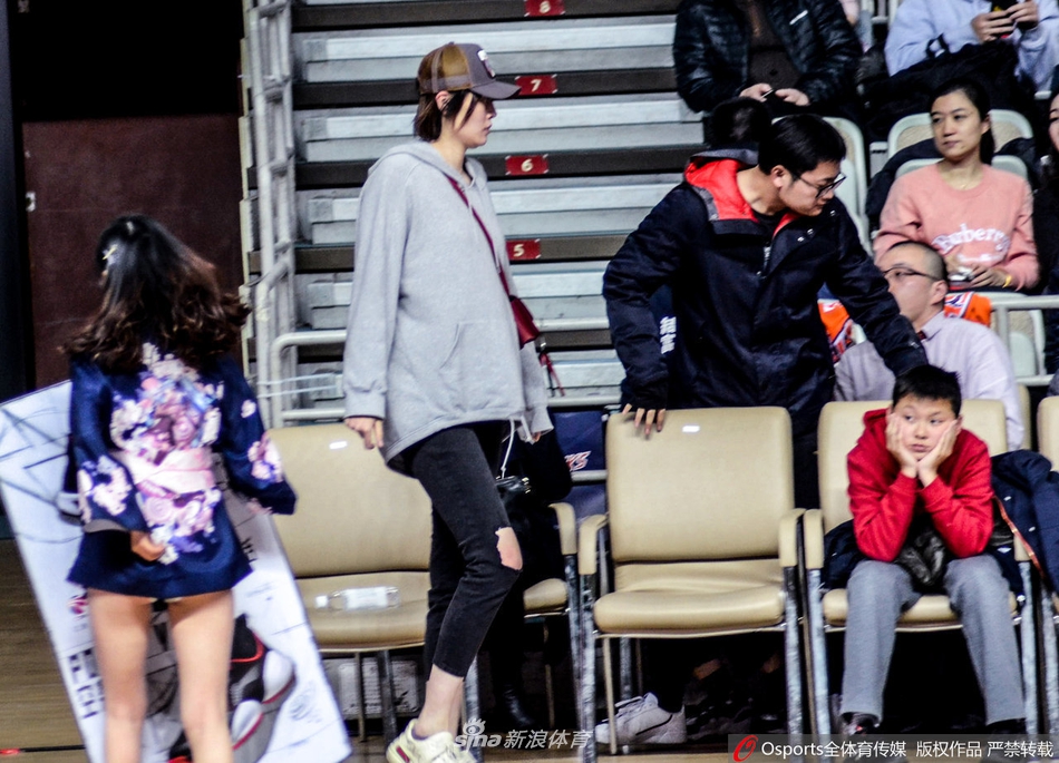 马蕴雯携男友观战CBA疑似怀孕