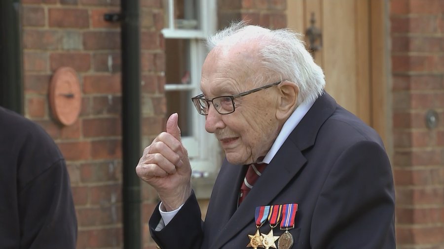 99岁二战老兵步行为医护募集资金