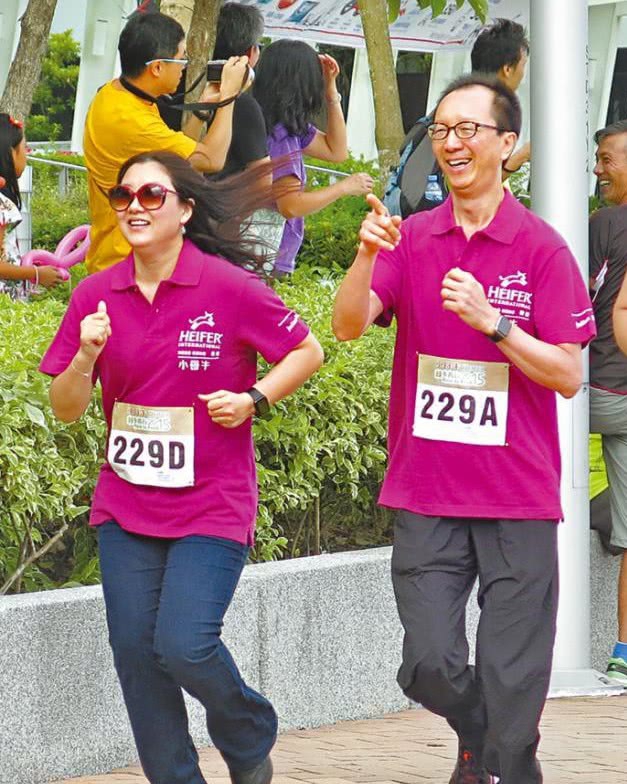 郑秀文与伏明霞一同庆祝生日