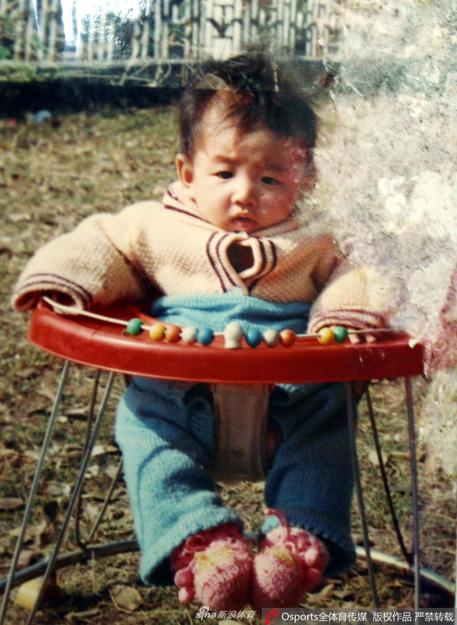 何雯娜儿时的照片