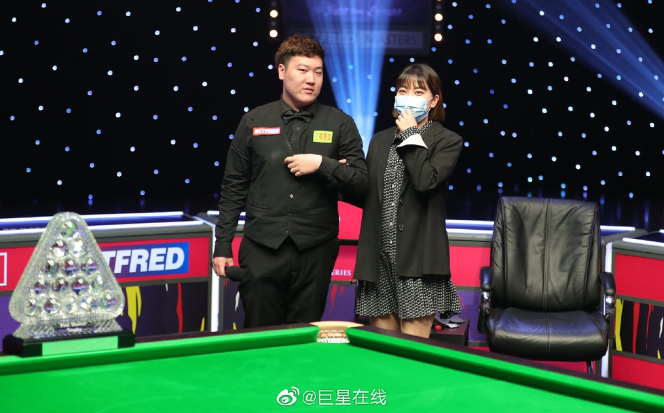 颜丙涛和女友一起庆祝夺冠