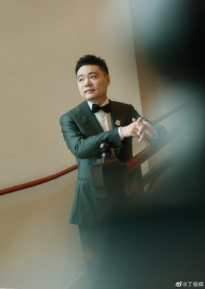 孙俪晒和丁俊晖合影追星成功