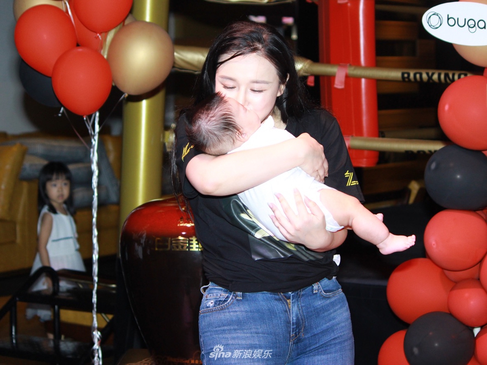 邹市明冉莹颖为小儿子庆祝百天