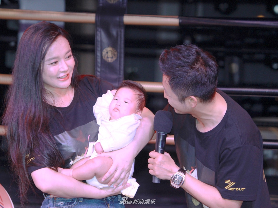 邹市明冉莹颖为小儿子庆祝百天