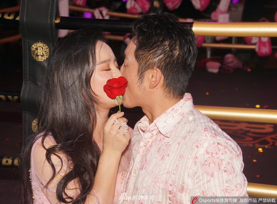 冉莹颖亲承诞下三胎 回顾邹市明一家幸福瞬间