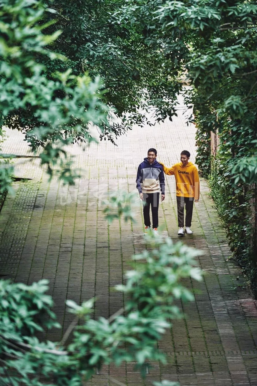 许昕方博拍兄弟情写真