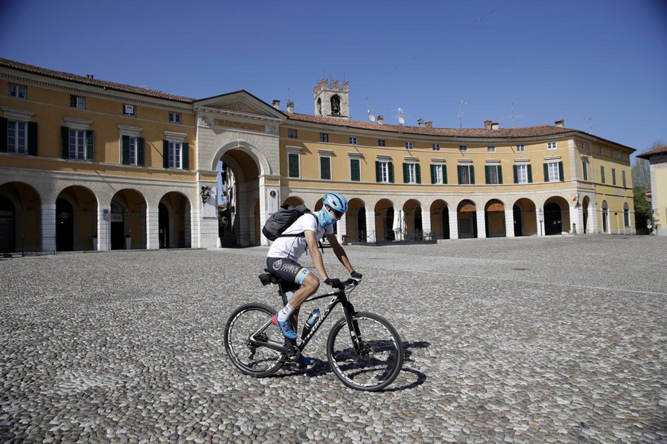 意大利职业车手骑车送药