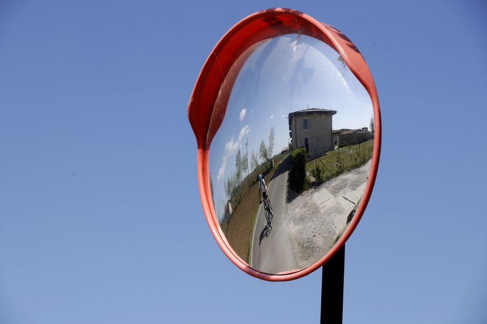 意大利职业车手骑车送药