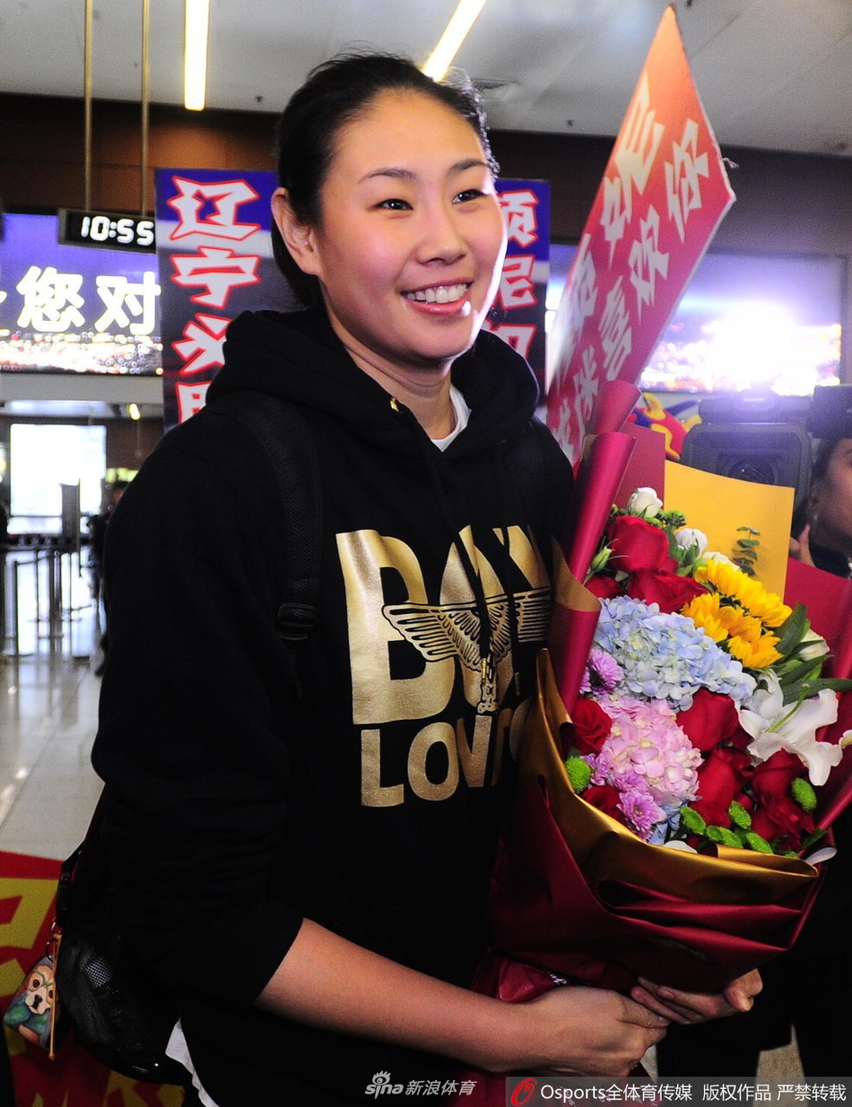 颜妮回沈阳家乡球迷热情迎接