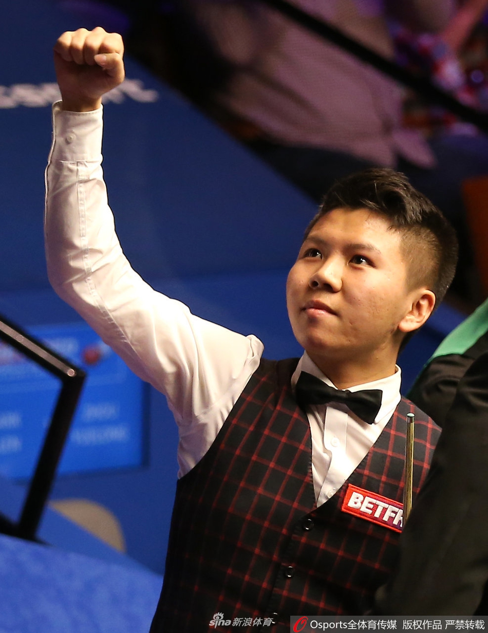 世锦赛首轮周跃龙10-7艾伦