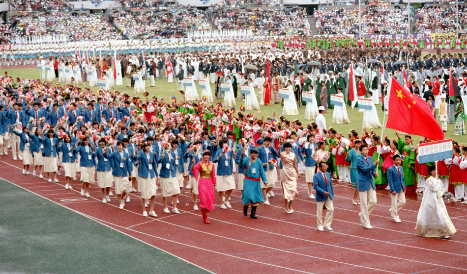 中国运动员在第十届亚洲运动会开幕式上入场