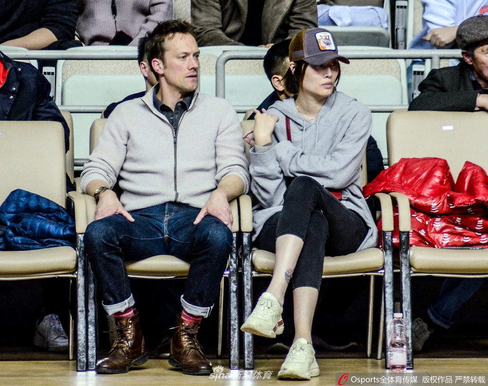 马蕴雯携男友观战CBA疑似怀孕