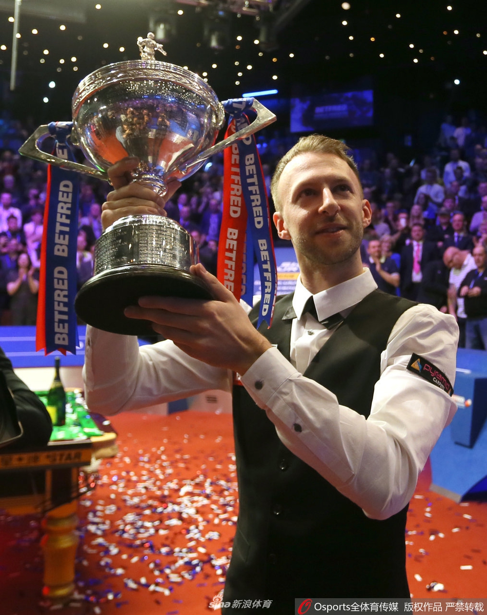 特鲁姆普和家人分享冠军时刻