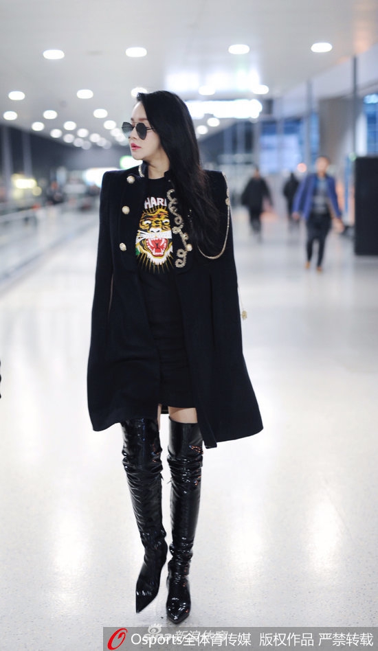 冉莹颖独自现身虹桥机场