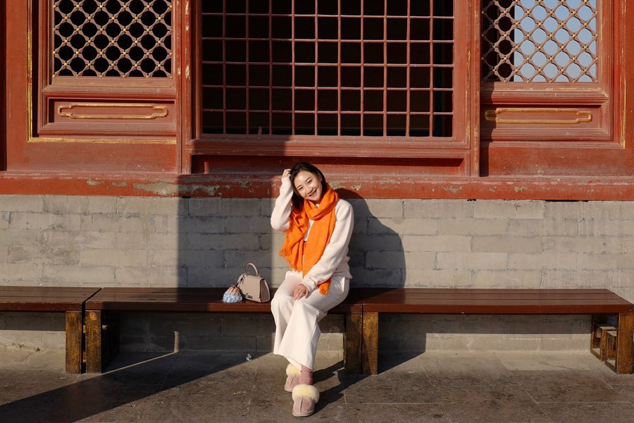 何雯娜游故宫着装很保暖遮孕肚