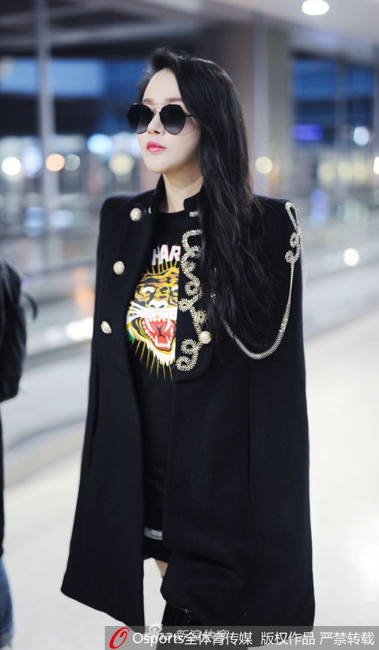 冉莹颖独自现身虹桥机场