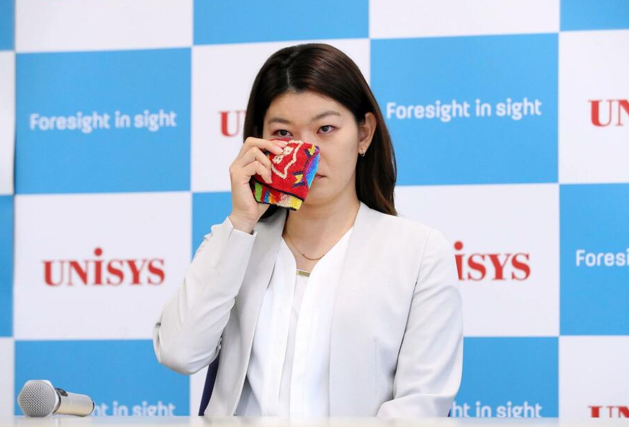 高桥礼华泪洒退役记者会现场