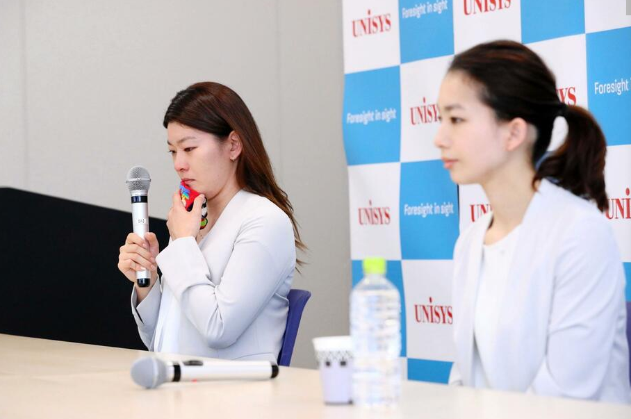 高桥礼华泪洒退役记者会现场