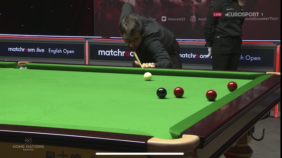 奥沙利文涂粉红色指甲