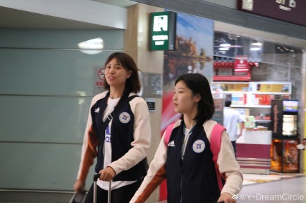 中国女排清晨雨中出征世界杯