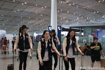 中国女排清晨雨中出征世界杯