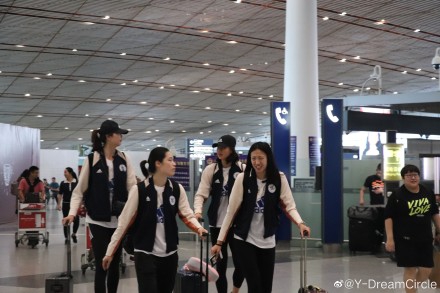 中国女排清晨雨中出征世界杯