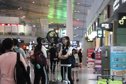 中国女排清晨雨中出征世界杯