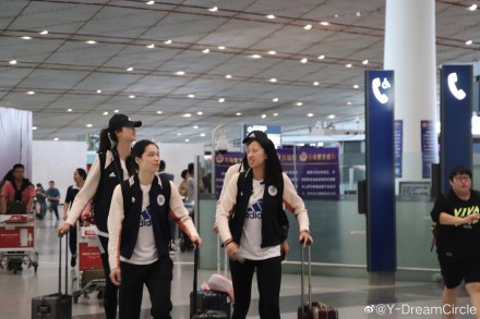 中国女排清晨雨中出征世界杯