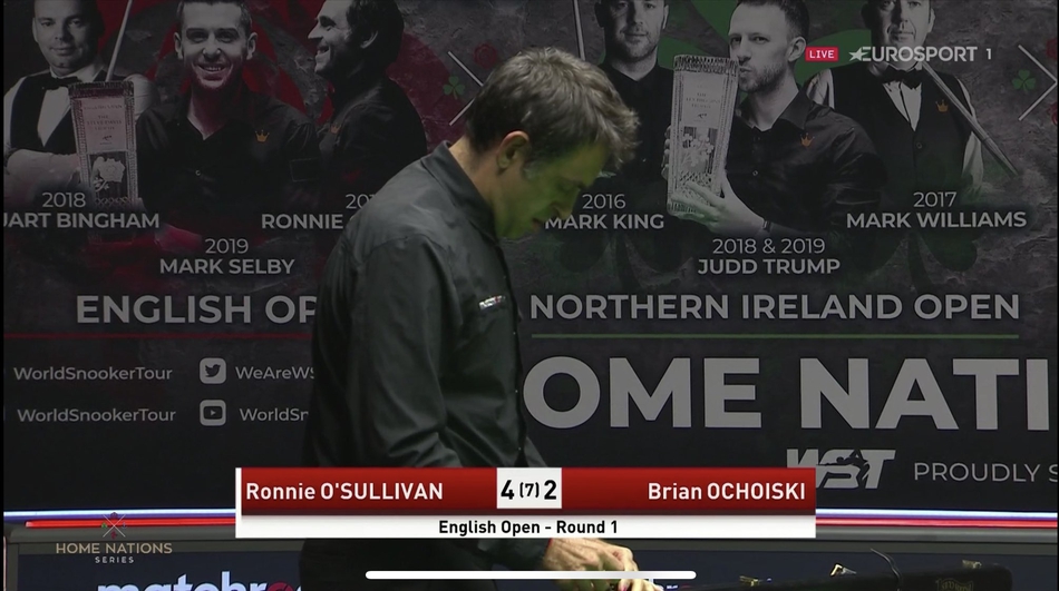 奥沙利文涂粉红色指甲