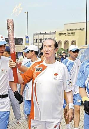 何鸿鲈传递北京奥运会圣火