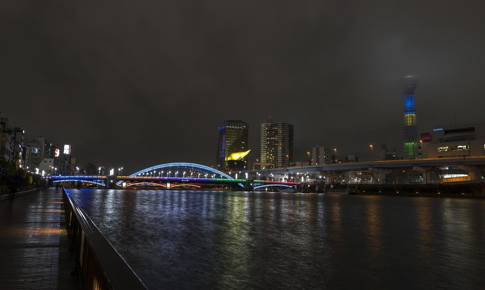 东京多地“亮灯”纪念奥运会倒计时100天