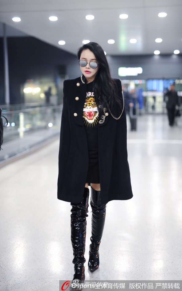 冉莹颖独自现身虹桥机场