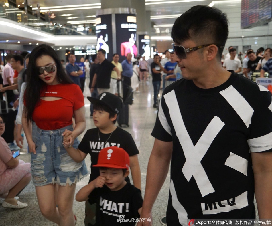 冉莹颖亲承诞下三胎 回顾邹市明一家幸福瞬间