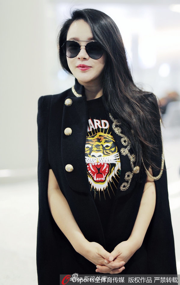 冉莹颖独自现身虹桥机场