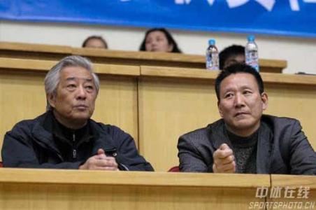 邹志华(左):1984年―1988年任男排主教练