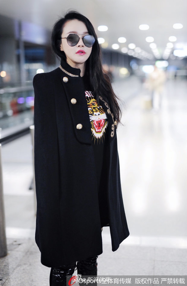 冉莹颖独自现身虹桥机场