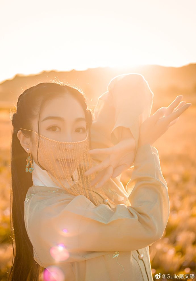 隋文静晒出古装美照