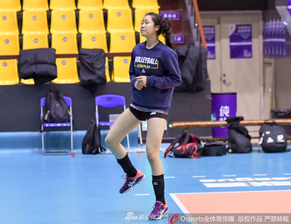 江苏女排备战张常宁带恢复护具
