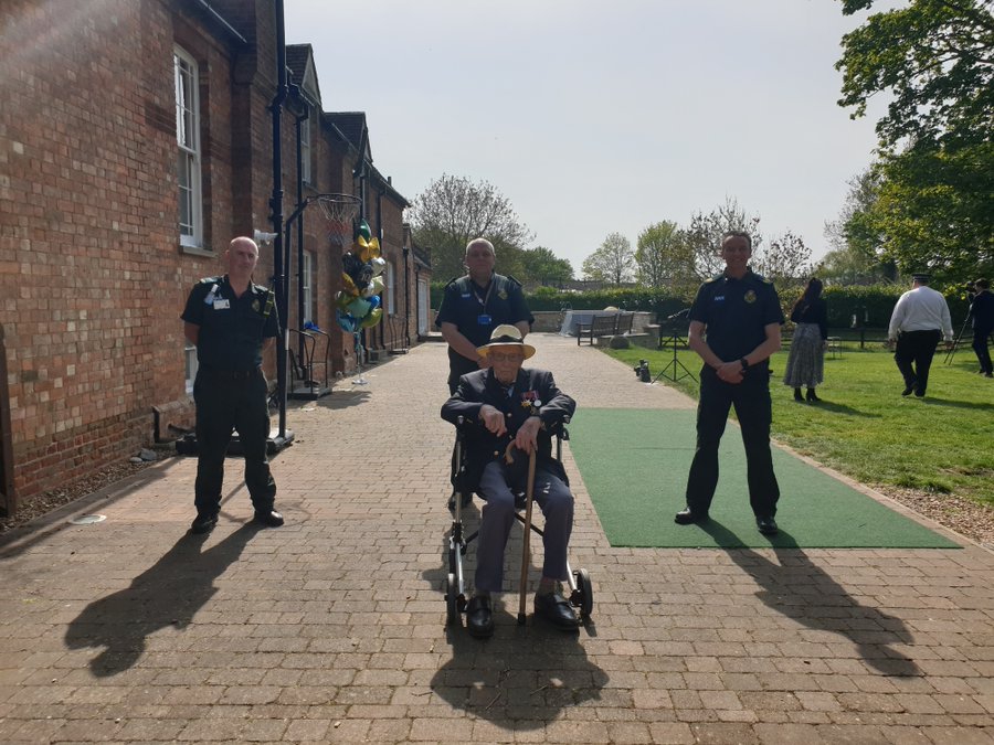 99岁二战老兵步行为医护募集资金