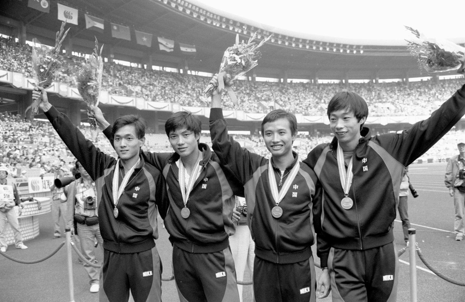 中国队在第十届亚运会男子4×100米接力决赛中夺冠