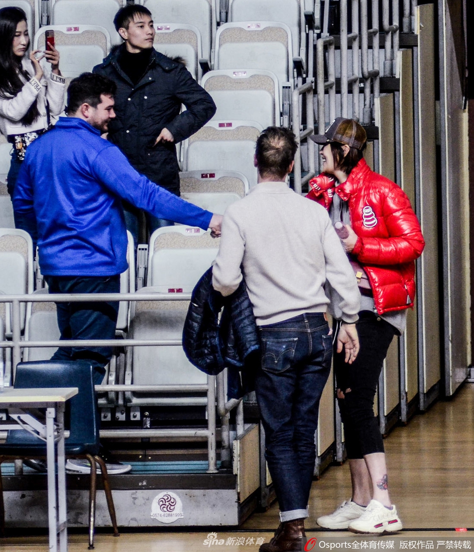 马蕴雯携男友观战CBA疑似怀孕