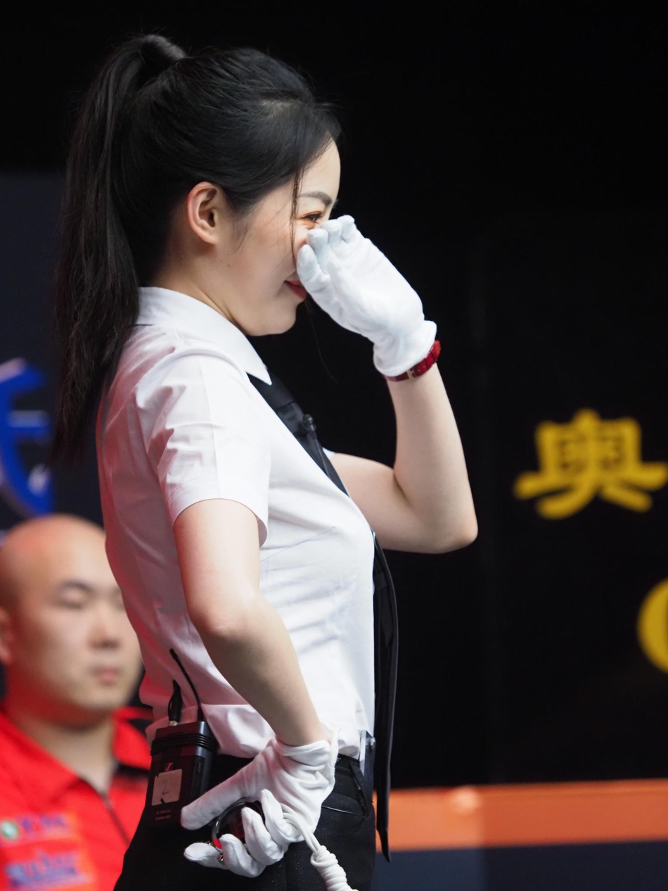 “最美台球裁判”王钟瑶爆红